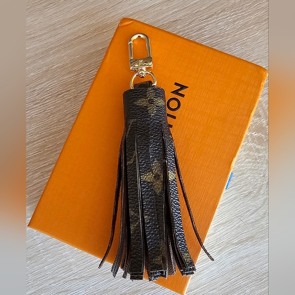 Authentic LOUIS VUITTON Monogram Tassel - Picture 3 of 4